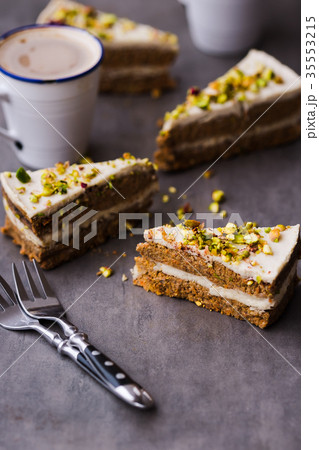 Raw vegan carrot cake with cashew cream 35553215