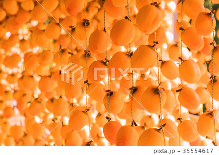 ほし柿　オレンジ色の柿すだれ 35554617