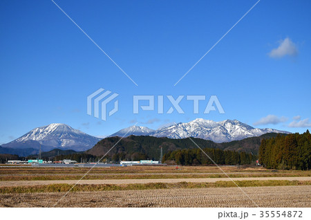 栃木県日光市　男体山と女峰山 35554872