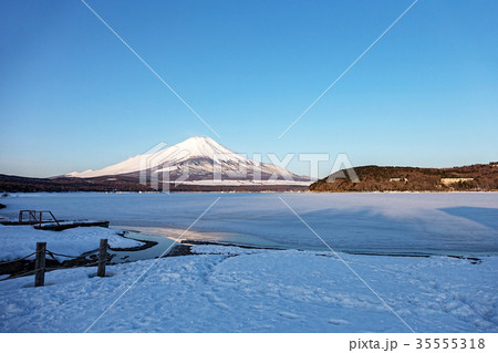 富士山 (3月 山中湖 氷結) 富士山 (3月 山中湖 氷結) 35555318