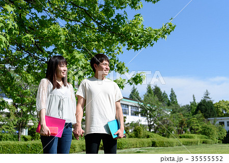 手をつなぐ男女 35555552