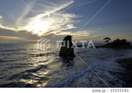 三浦半島、立石奇岩と夕暮れ 35555593