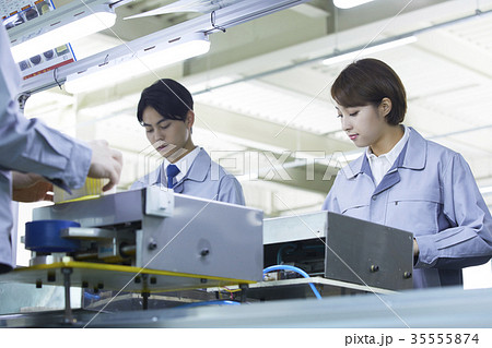 工場 生産ライン 若い女性 35555874