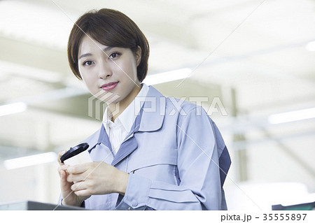 工場 作業服 若い女性 35555897