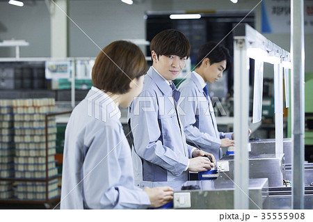 工場 作業服 若い男 35555908