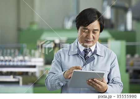 工場 ビジネスマン 作業服 35555990