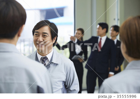 工場 仲間 同僚 35555996