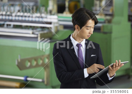 工場 ビジネスマン タブレットピーシー 35556001