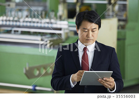 工場 機械 男 35556003