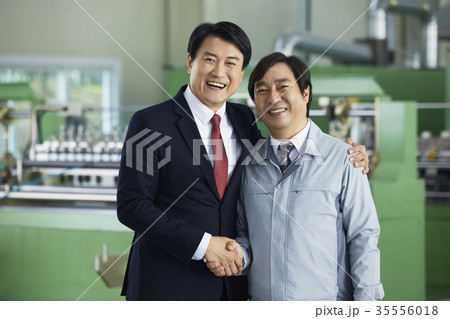 工場 ビジネスマン 握手 35556018