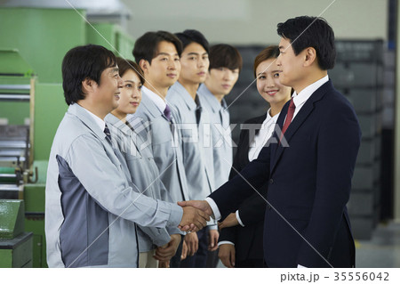 工場 仲間 同僚 35556042