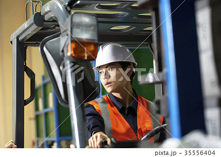 工場 作業服 若い男 35556404