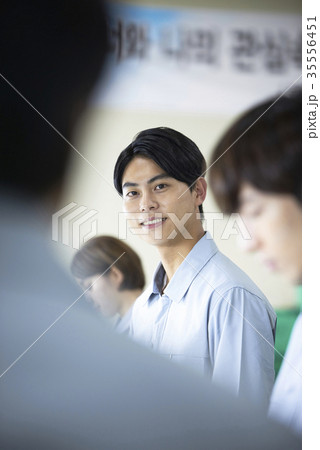 工場 作業服 若い男 35556451