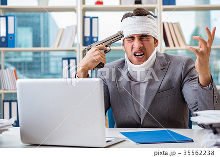 Injured businessman working in the office Injured businessman working in the office 35562238