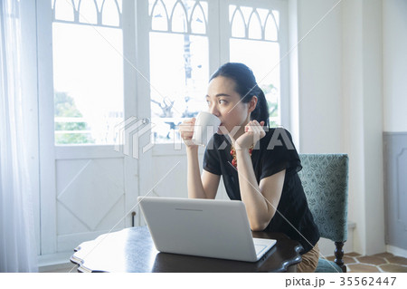 若い女性 若い女性 35562447