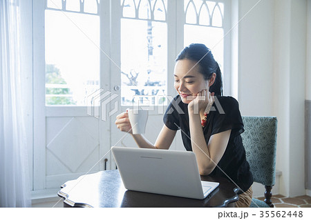 若い女性 若い女性 35562448