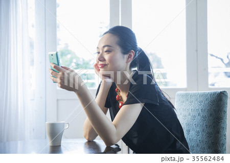 若い女性 若い女性 35562484