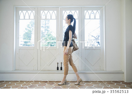 若い女性 35562513
