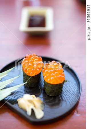 Sushi with caviar on a black plate with ginger Sushi with caviar on a black plate with ginger 35562915
