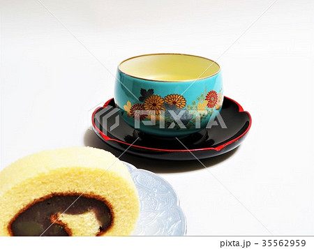 日本茶と和菓子　青色の湯呑茶碗 35562959