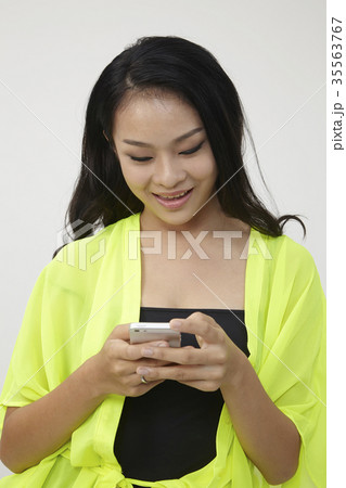 woman sending massage on the phone 35563767