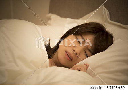 眠れない女性 35563989