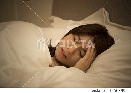 眠れない女性 35563992