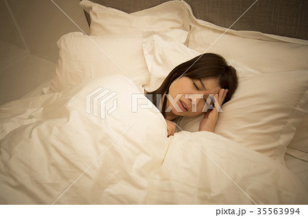 眠れない女性 35563994