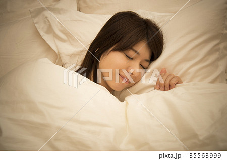 眠る女性の写真素材