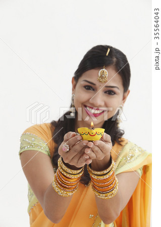Indian woman in traditional clothing celebrating deepavali 35564043