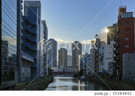 東京下町・八丁堀の亀島橋から佃島のタワーマンションを望む 35564642