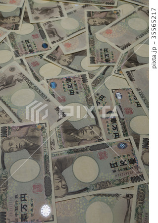大量の一万円札 バラまき 大量の一万円札 バラまき 35565217