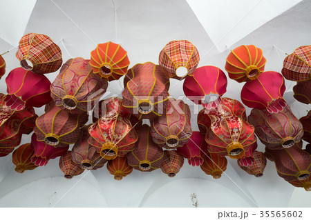 Various types of traditional lanterns 35565602