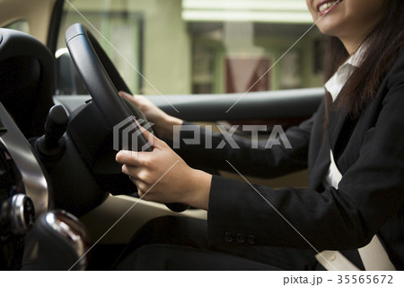 運転する女性 35565672