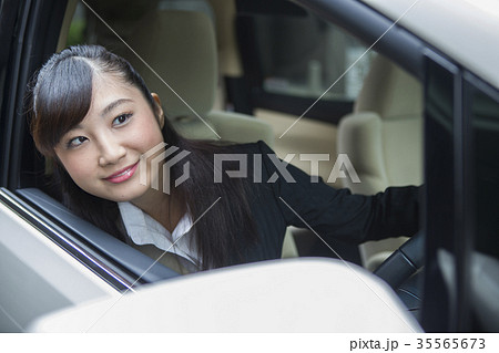 運転する女性 運転する女性 35565673