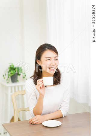 コーヒーを飲む女性 35566374