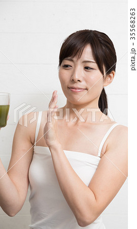 ドリンクを飲む女性 35568263