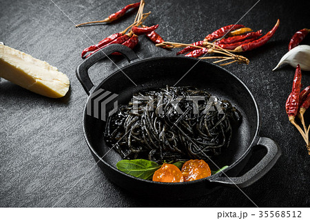 いかすみパスタ　Squid Ink Spaghetti (Italian) 35568512