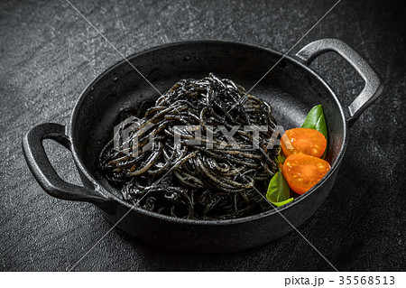 いかすみパスタ　Squid Ink Spaghetti (Italian) 35568513
