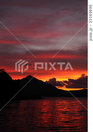 城山公園から見た若狭富士の夕景 城山公園から見た若狭富士の夕景 35569696