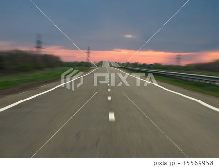 empty road to horizon at the evening empty road to horizon at the evening 35569958