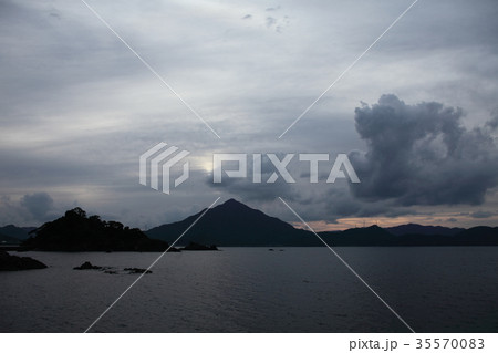 曇天の若狭富士 35570083