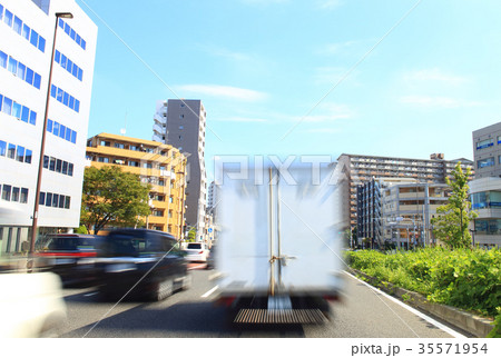 荷物を運ぶ貨物トラック 荷物を運ぶ貨物トラック 35571954