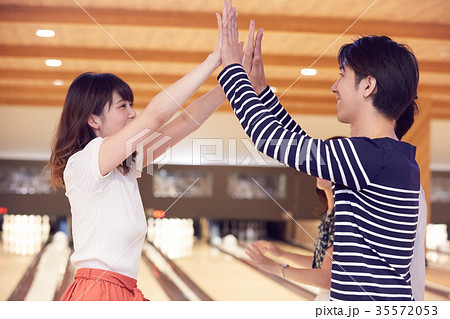 ボーリングを楽しむ男女 35572053