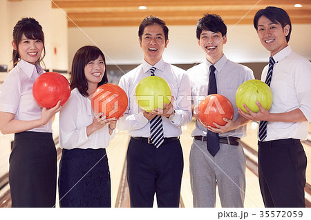 ボーリングを楽しむビジネスパーソン 35572059