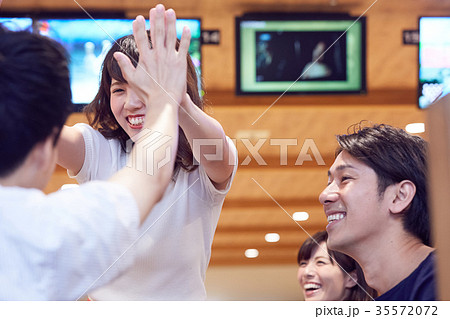 ボーリングを楽しむ男女 35572072