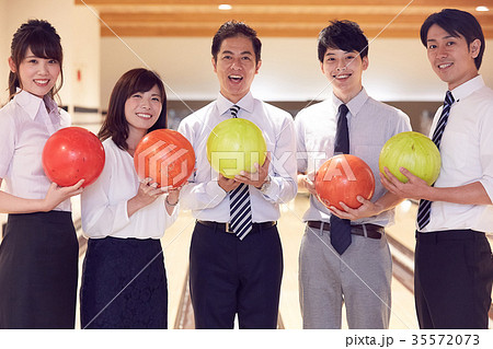 ボーリングを楽しむビジネスパーソン 35572073