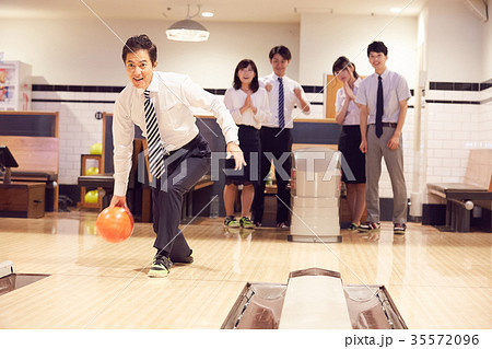 ボーリングを楽しむビジネスパーソン 35572096