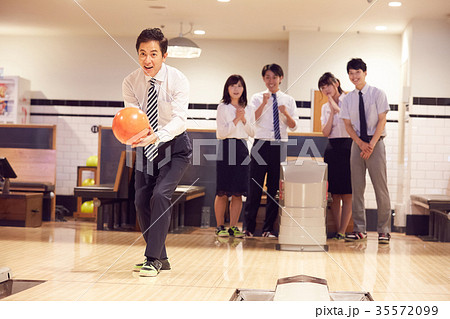 ボーリングを楽しむビジネスパーソン ボーリングを楽しむビジネスパーソン 35572099