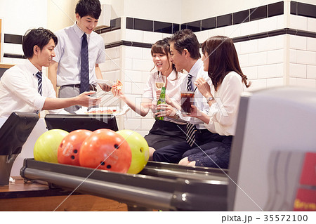 ボーリングを楽しむビジネスパーソン 35572100